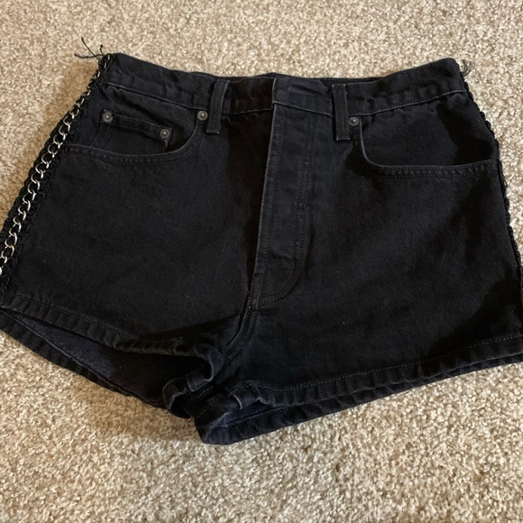 💌bundle3for15%off💌 EDGY CHAIN DETAIL SHORTS - Picture 1 of 4